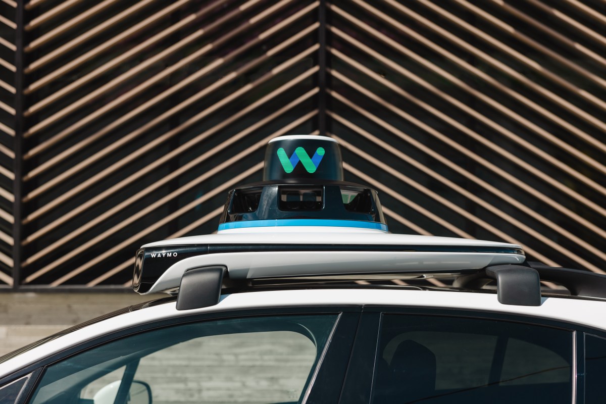 Waymo testuje Gemini w robotaksówkach. Asystent AI za kierownicą
