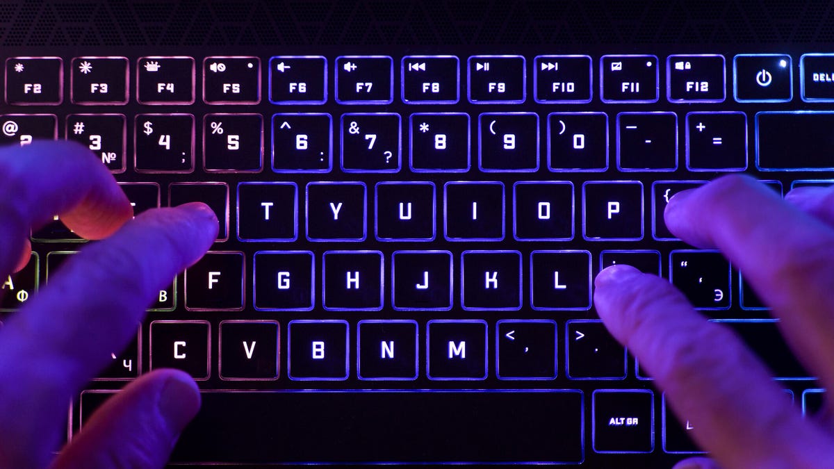 Microsoft złamał zabezpieczenia AI jednym promptem